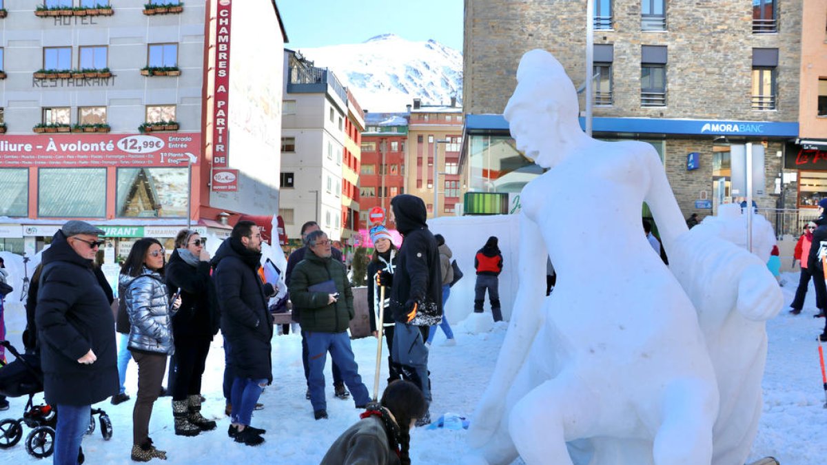 El Pas s'omple d'escultures de neu
