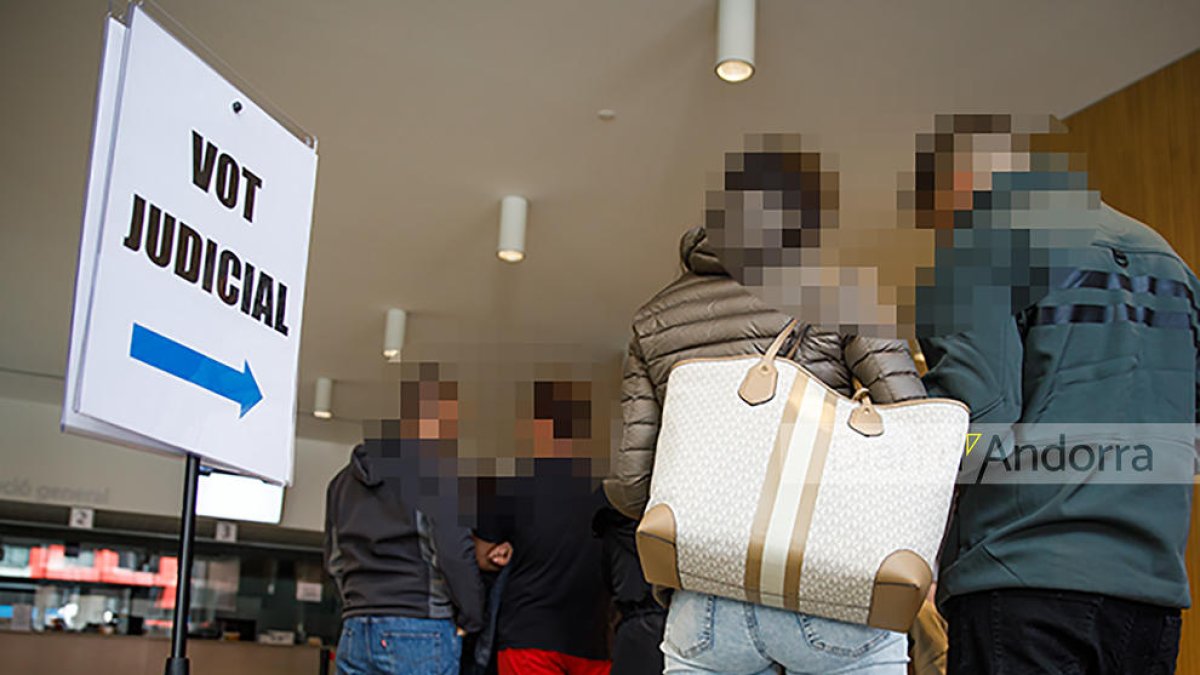 Electors esperant per votar a la Batllia dissabte passat