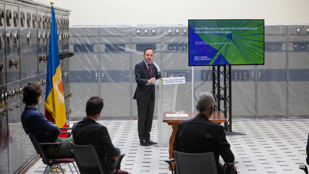 Acte de signatura del pacte d'Estat per Europa entre el Govern d'Espot i els grups parlamentaris el 2020.