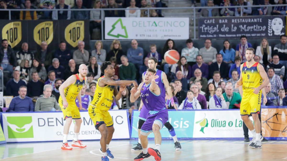 Un instant del partit jugat dissabte a Palència.