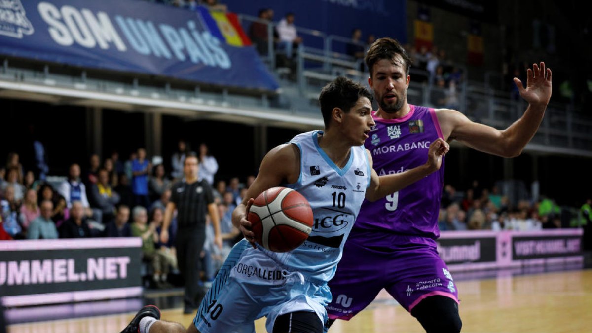 Juani Marcos en una acció amb Nacho Llovet, al partit disputat al Poliesportiu contra el Força Lleida aquest curs.