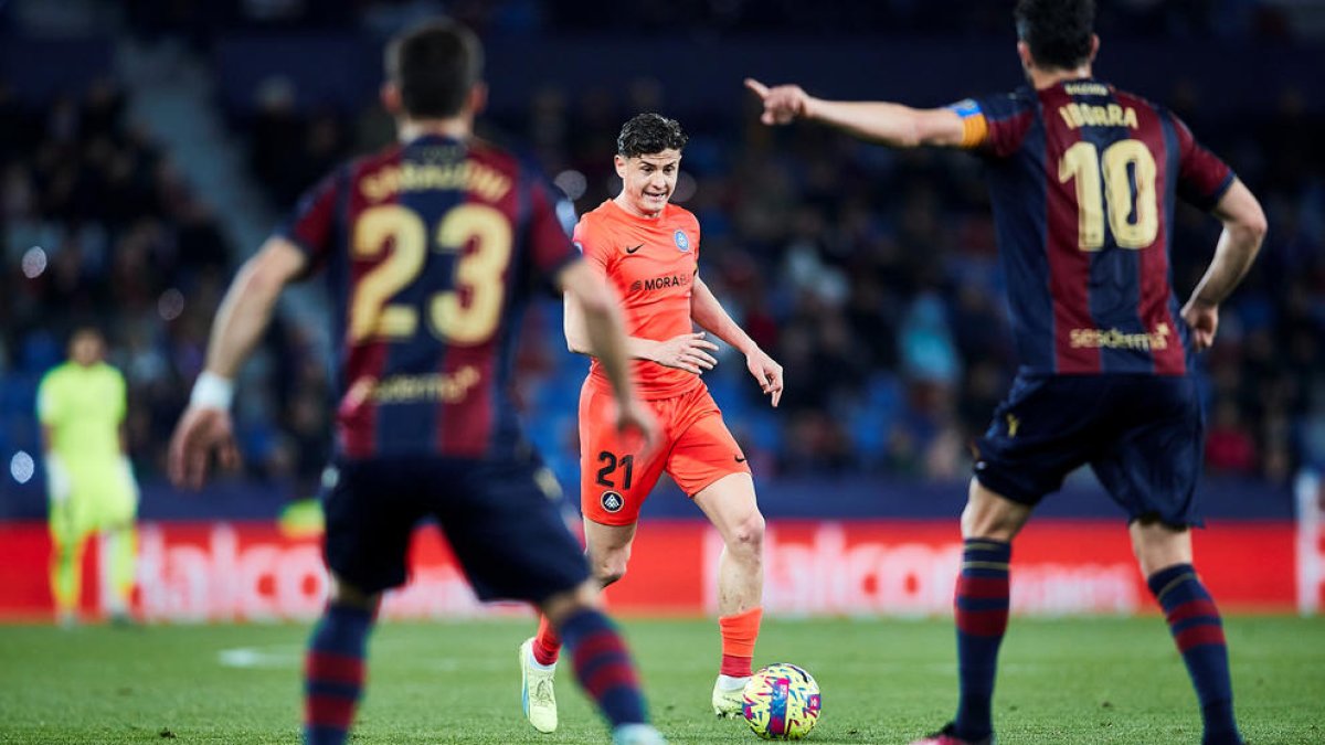 Rubén Bover controla la pilota davant de Saracchi i Iborra, dissabte a València.