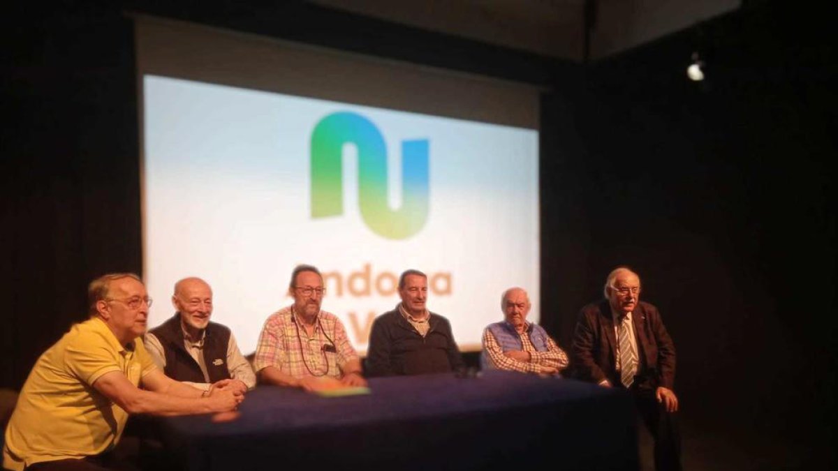 Presentació de la trobada, ahir a la sala d'actes de la Llacuna.