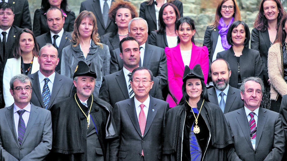 Ban Ki-Moon amb els síndics i els consellers generals a les escales de Casa de la Vall.