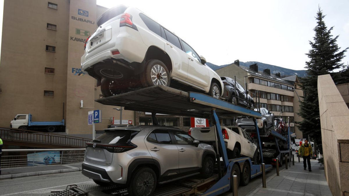 Un camió transportant vehicles nous.