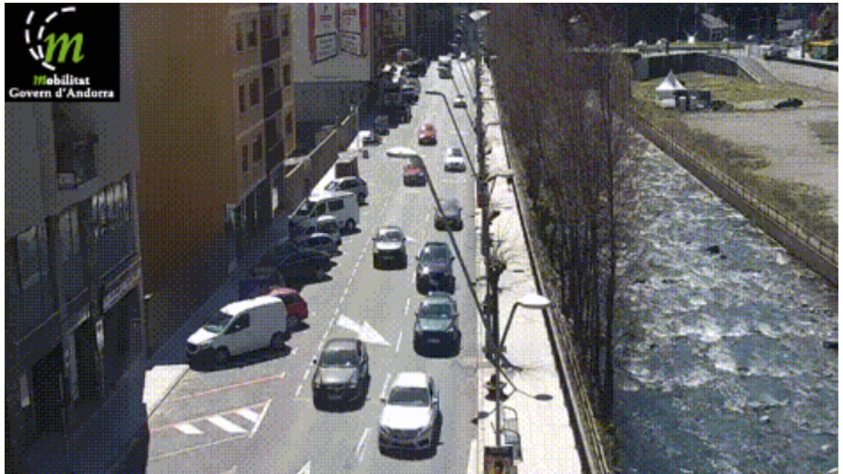 Trànsit dens a l'avinguda Francesc Cairat