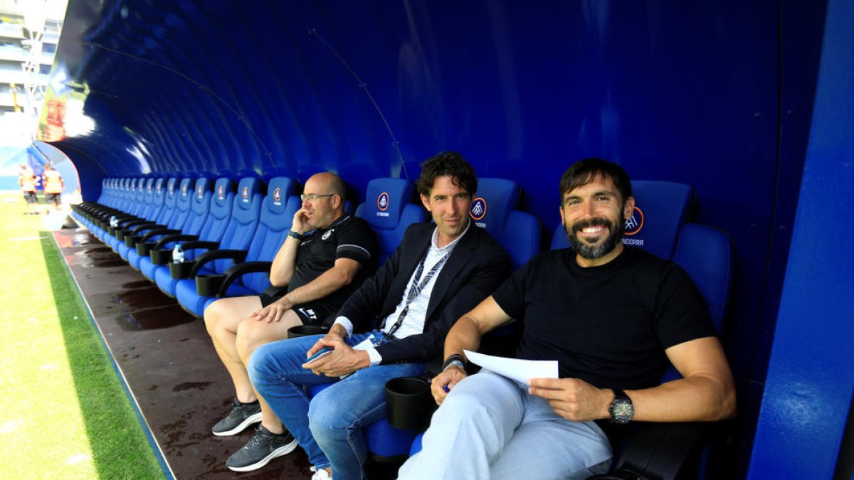 El tècnic tricolor, Eder Sarabia, amb el director esportiu, Jaume Nogués, abans d'un partit a l'Estadi Nacional.
