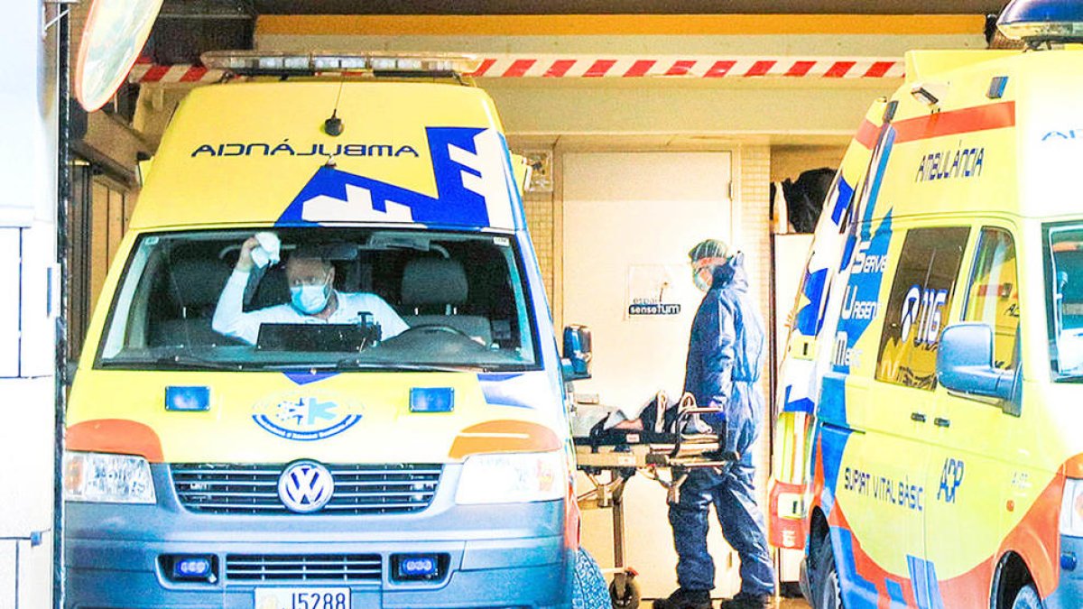 Una ambulància trasllada un pacient a l'hospital.