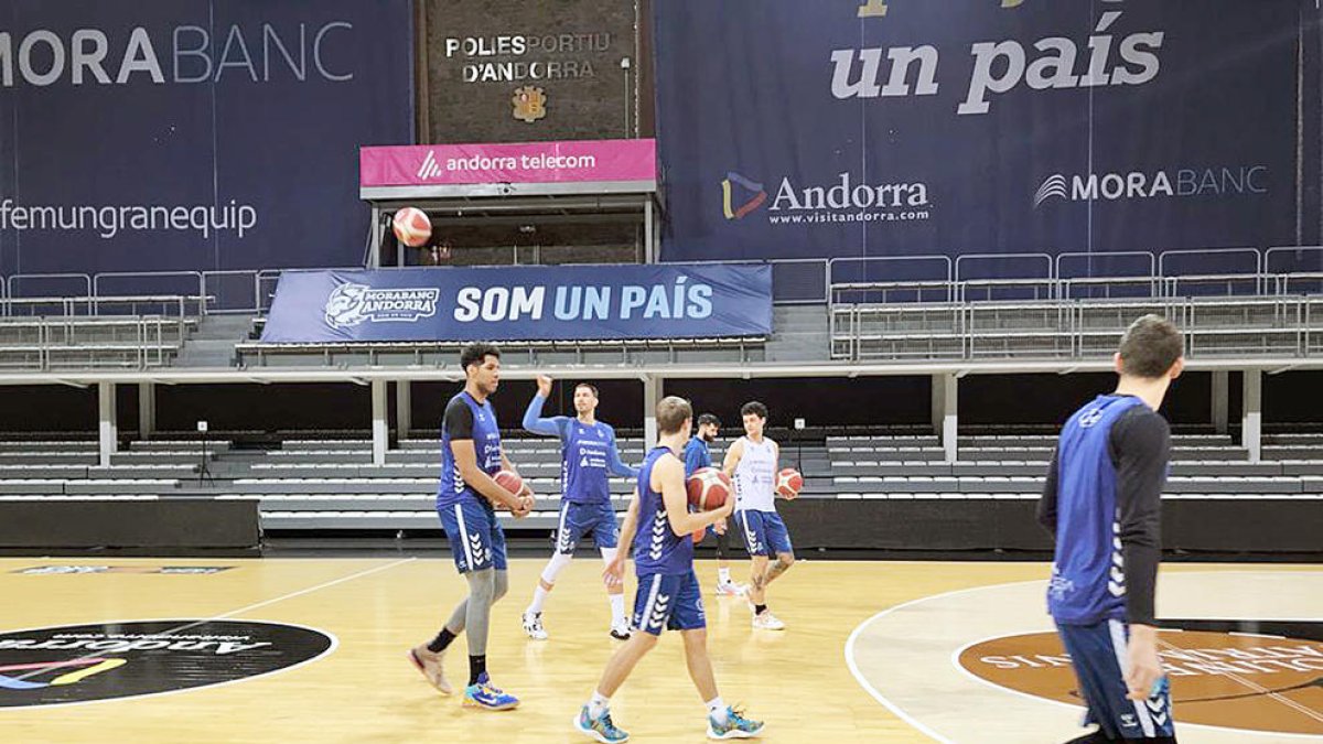 Els jugadors del MoraBanc Andorra van fer la darrera sessió d'entrenament.