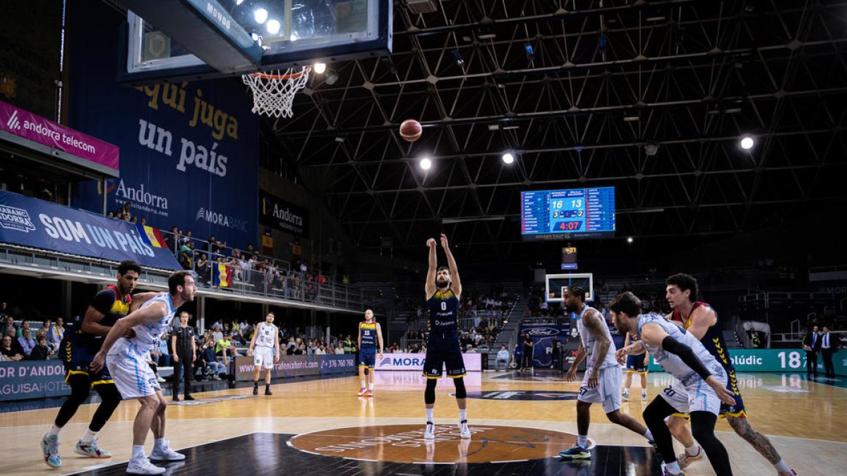Andric durant un tir lliure davant del Melilla.