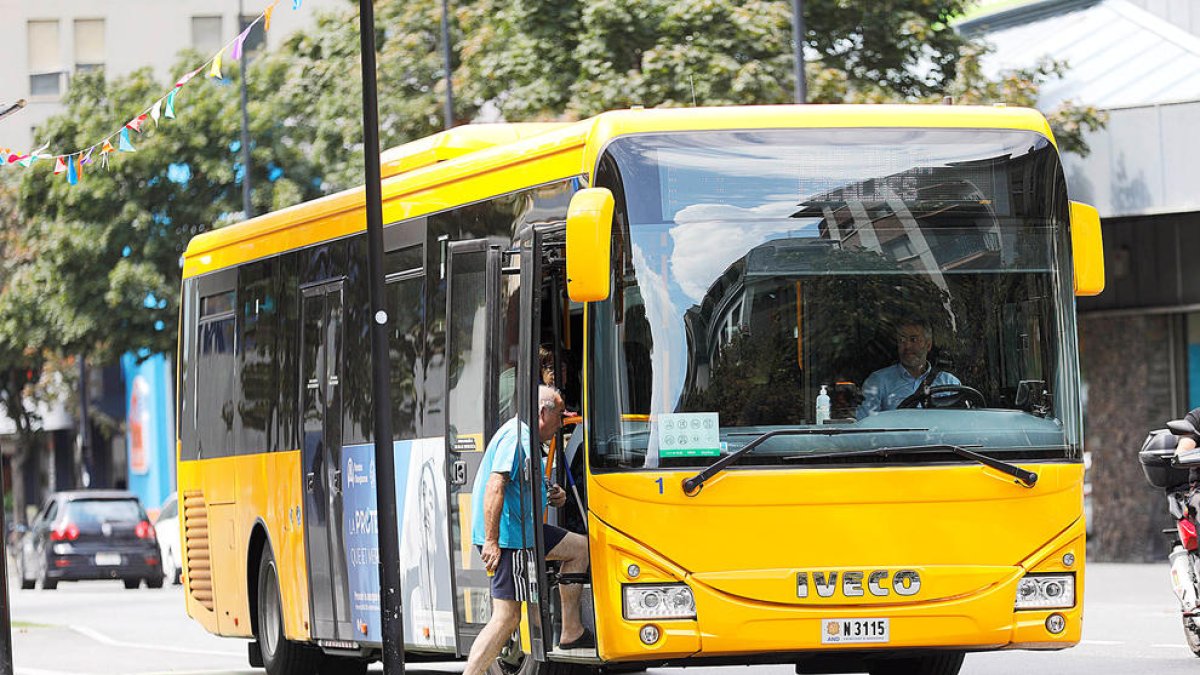 Un viatger puja a un autobús l'estiu passat.