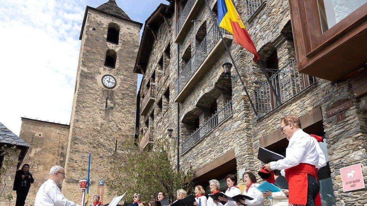 Els cantaires, ahir a la plaça Major d'Ordino.