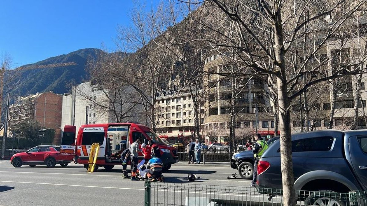 Els serveis sanitaris atenent un dels motoristes ferits en l'accident