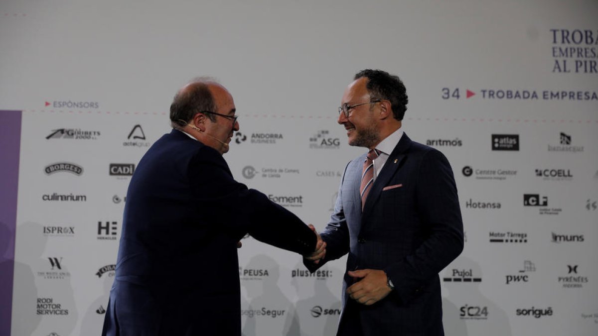 El ministre espanyol de Cultura, Miquel Iceta, saludant el cap de Govern, Xavier Espot, a la Seu d'Urgell.