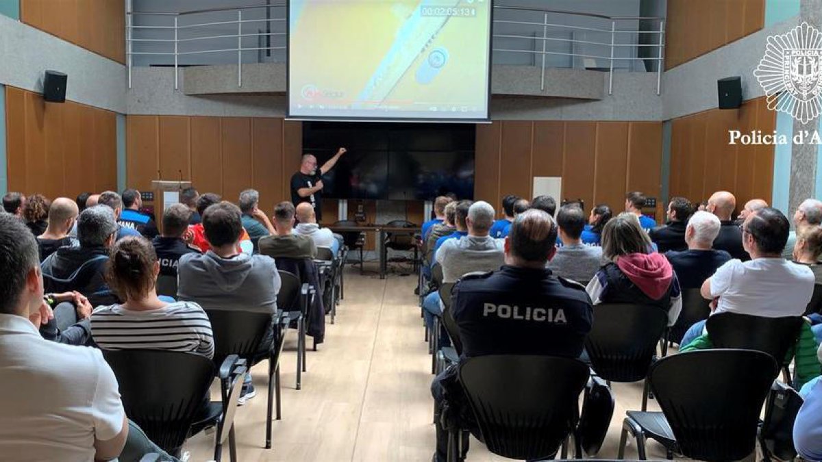 La xerrada es va fer al despatx central de la policia.