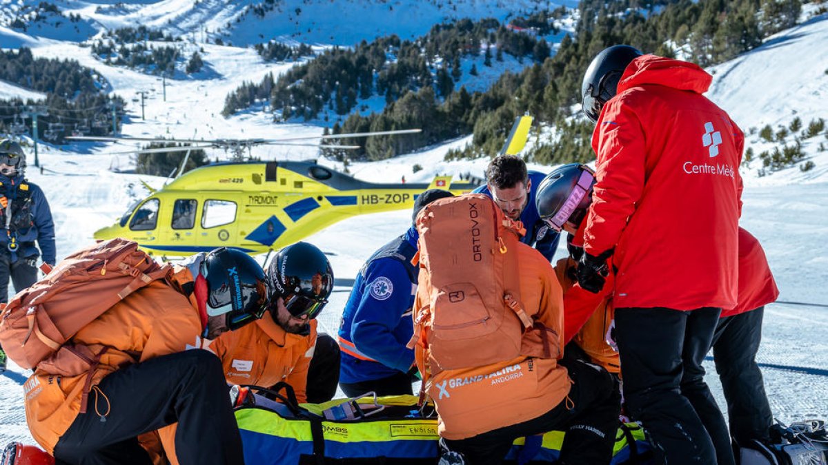 L'equip mèdic durant el simulacre d'emergència a la pista de l'Àliga