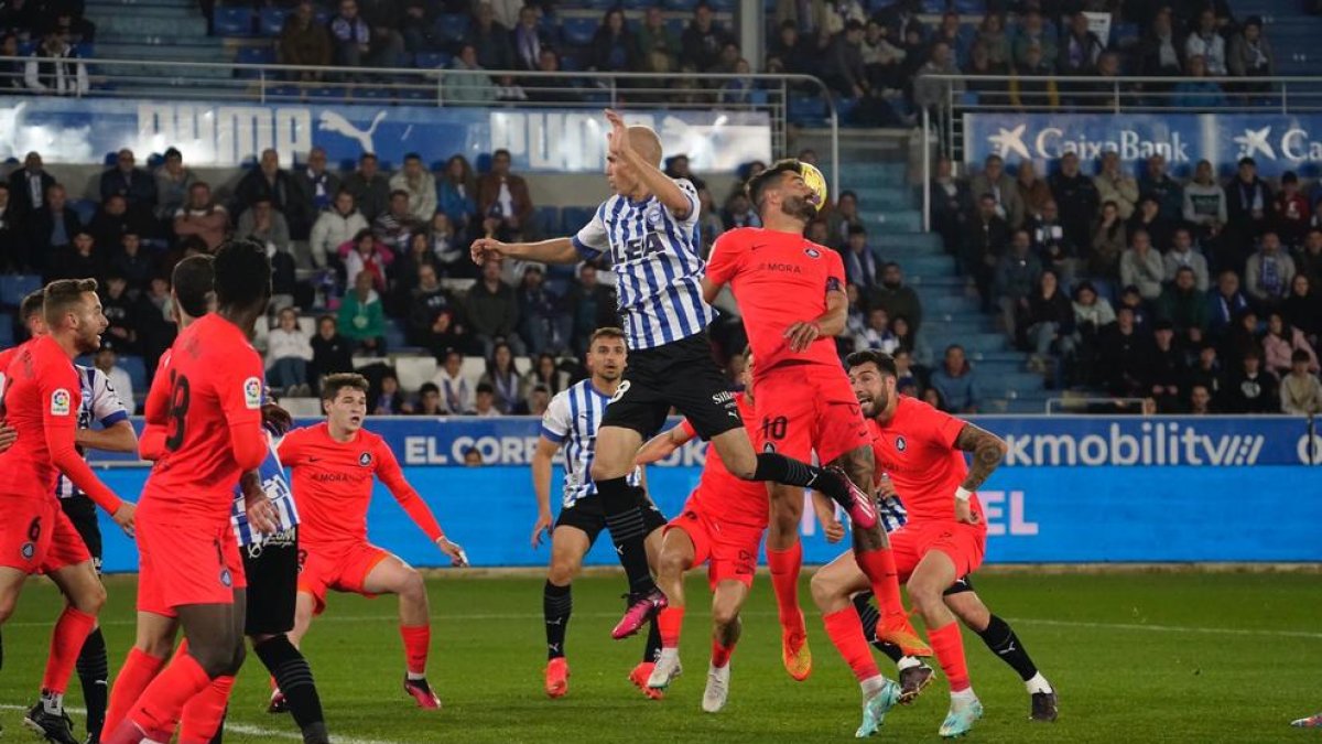 Una acció del partit contra l'Alabès