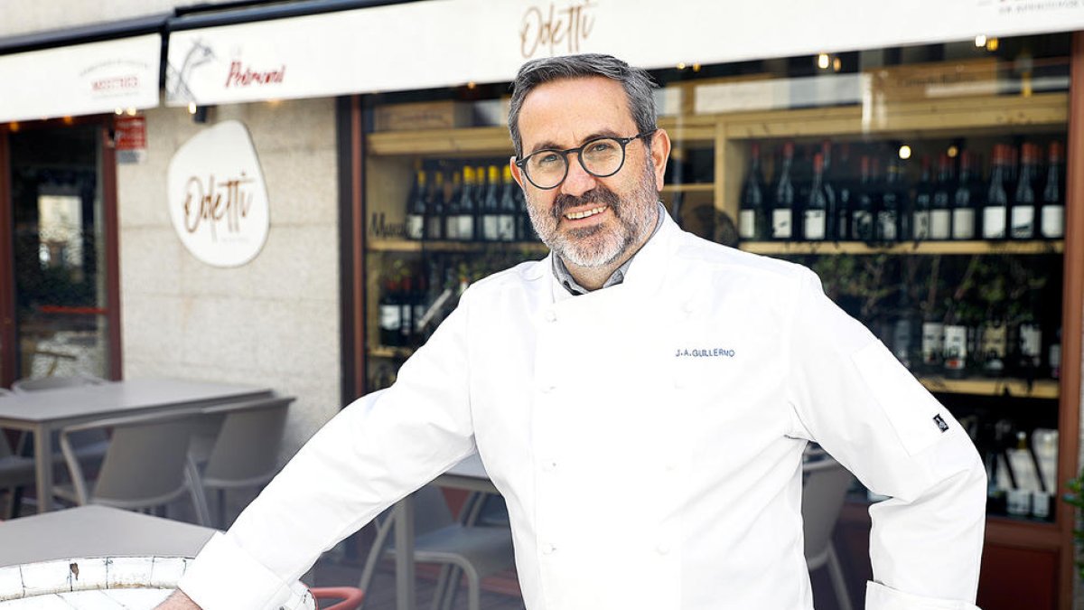 José Antonio Guillermo davant del restaurant Odetti, del qual és el propietari.