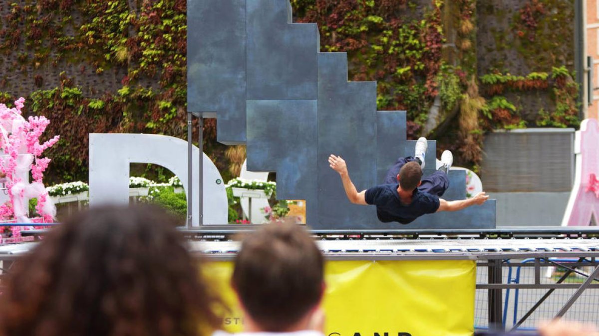 El ballarí Olivier Mathieu durant una de les funcions de l'espectacle del Clàssic And que es va veure a l'avinguda Meritxell.