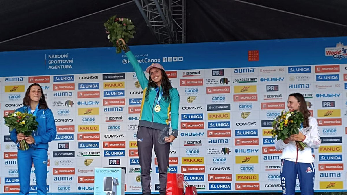 Mònica Doria, a l'esquerra, al podi de Praga.