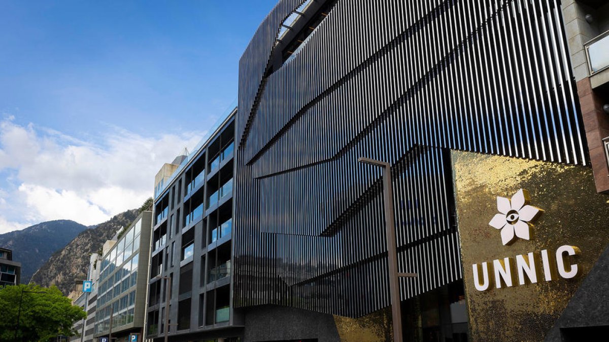 L'ascensor públic es troba ubicat al costat de l'entrada de l'Unnic