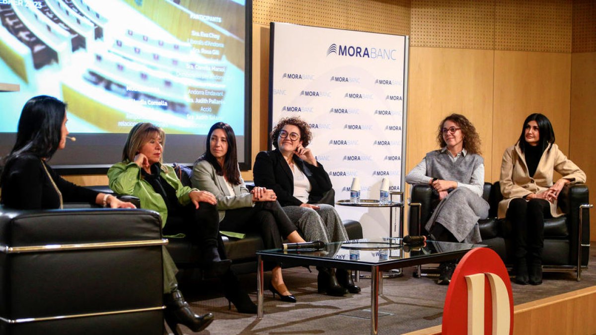 Conxita Marsol, Eva Choy, Judith Pallarés, Judith Salazar i Carine Montaner, a la taula rodona.