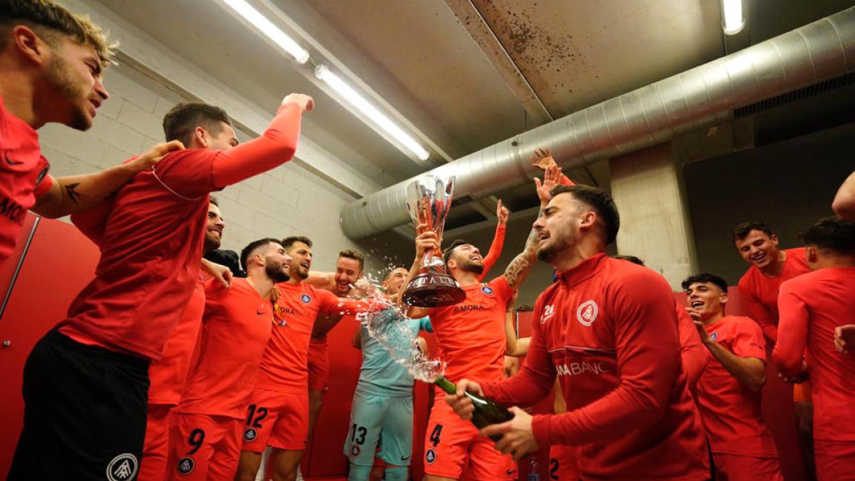 Els jugadors de l'FC Andorra celebrant la segona Copa Catalunya al vestidor.