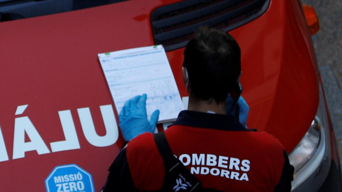 Un bomber de servei.