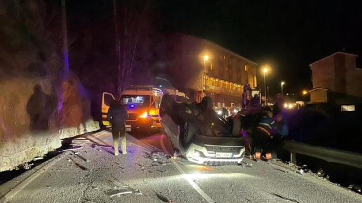 Un cotxe bolca a l'Aldosa de Canillo