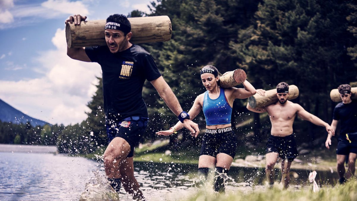 Participants a l'Spartan Race celebrada a Encamp.