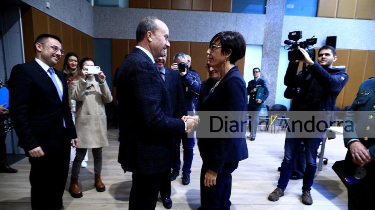 El ministre en funcions Josep Maria Rossell s'ha reunit amb la directora de la guàrdia civil, María Gámez