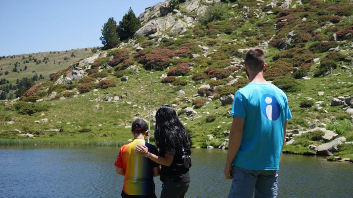 Un treballador eventual d'Encamp fent tasques d'informador