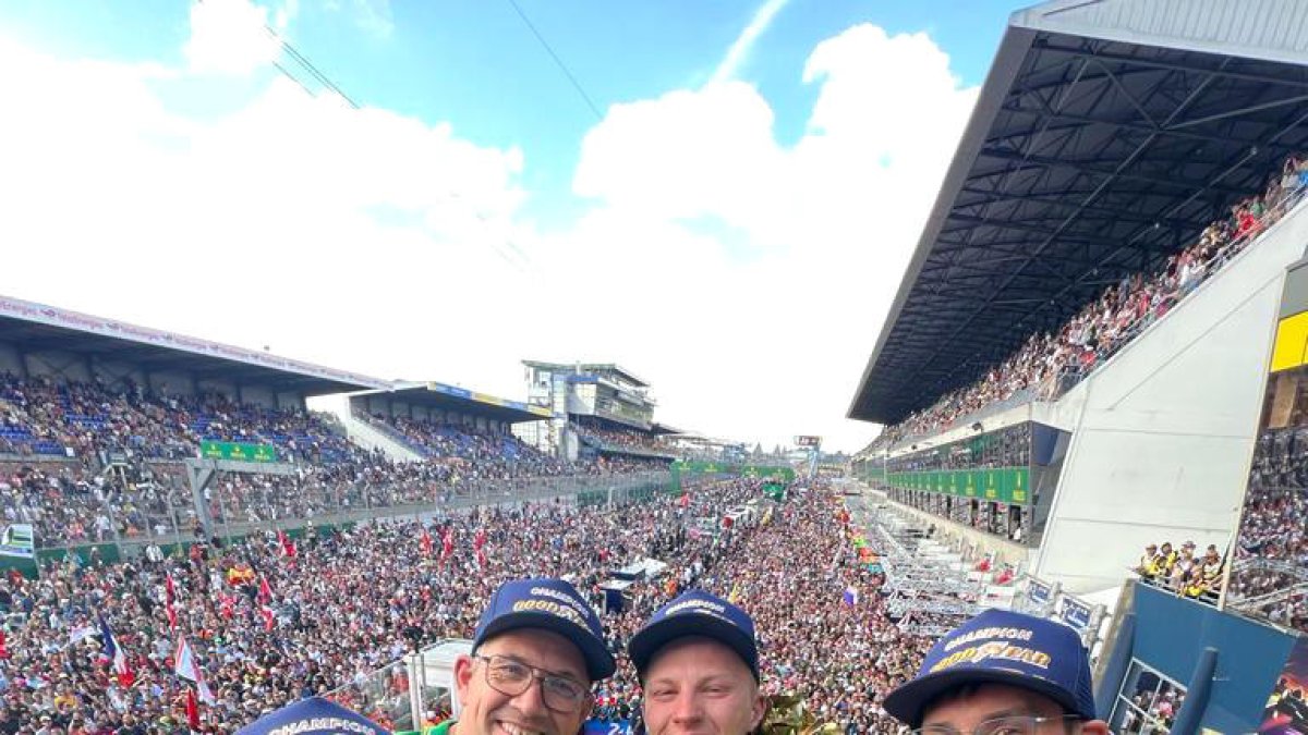 Costa, a l'esquerra, amb els companys d'equip.