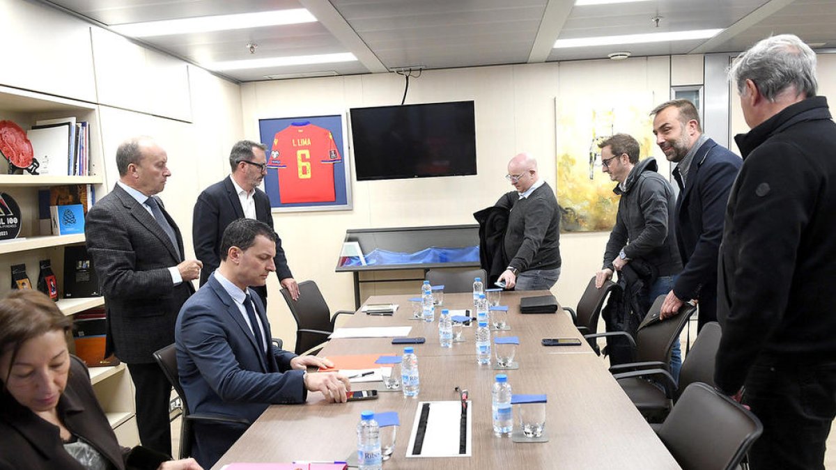 Els representants governamentals i els de la patronal de la construcció, ahir.