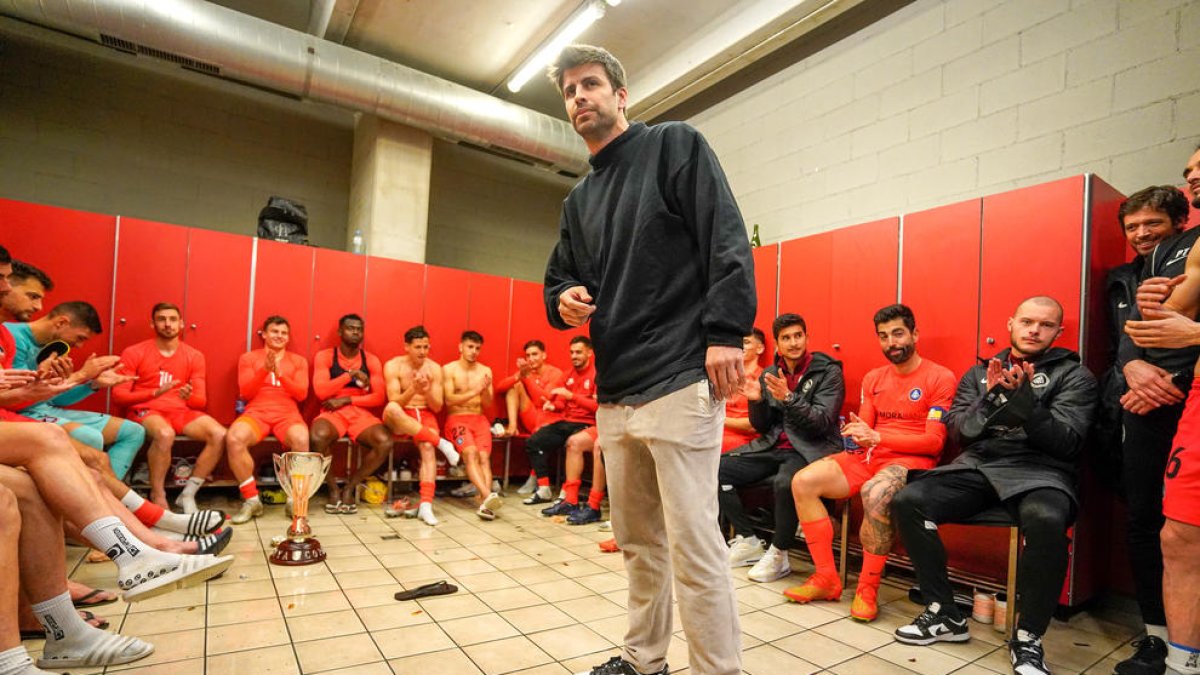 Piqué, dimecres, al vestidor de l'FC Andorra.