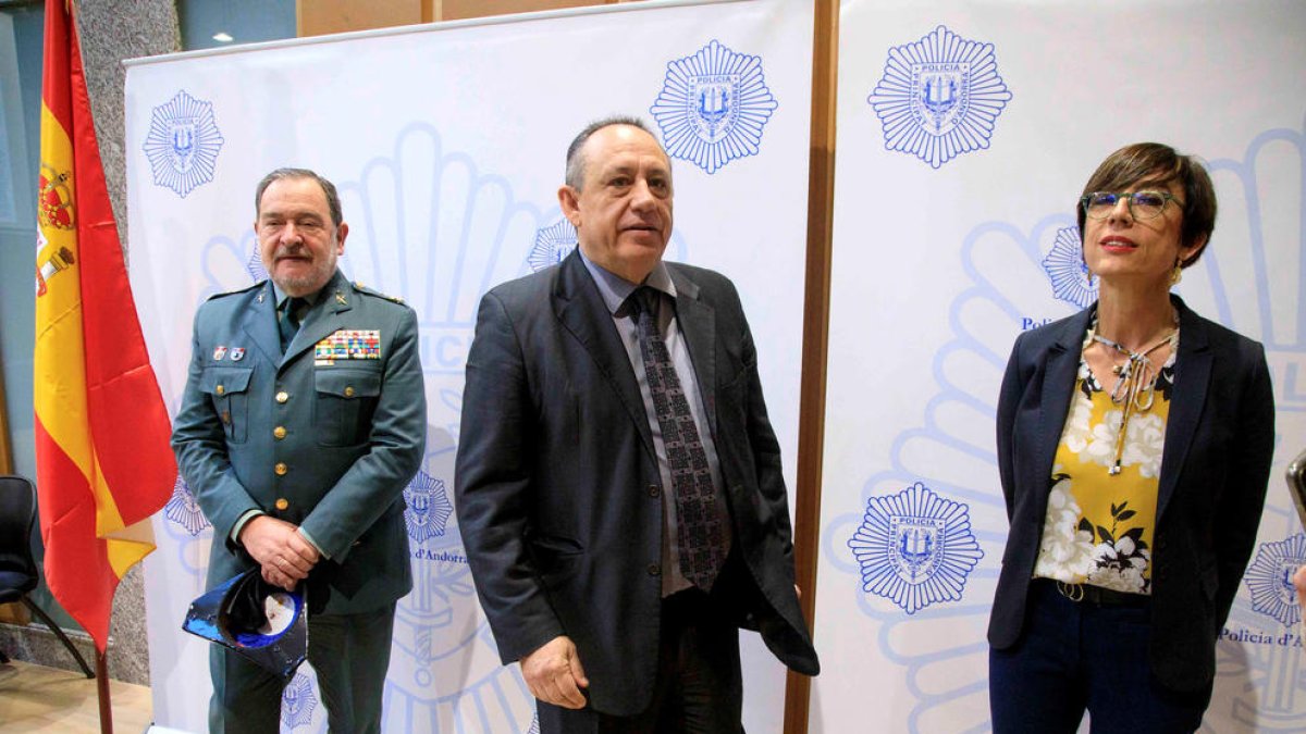 La directora de la guàrdia civil durant la visita.
