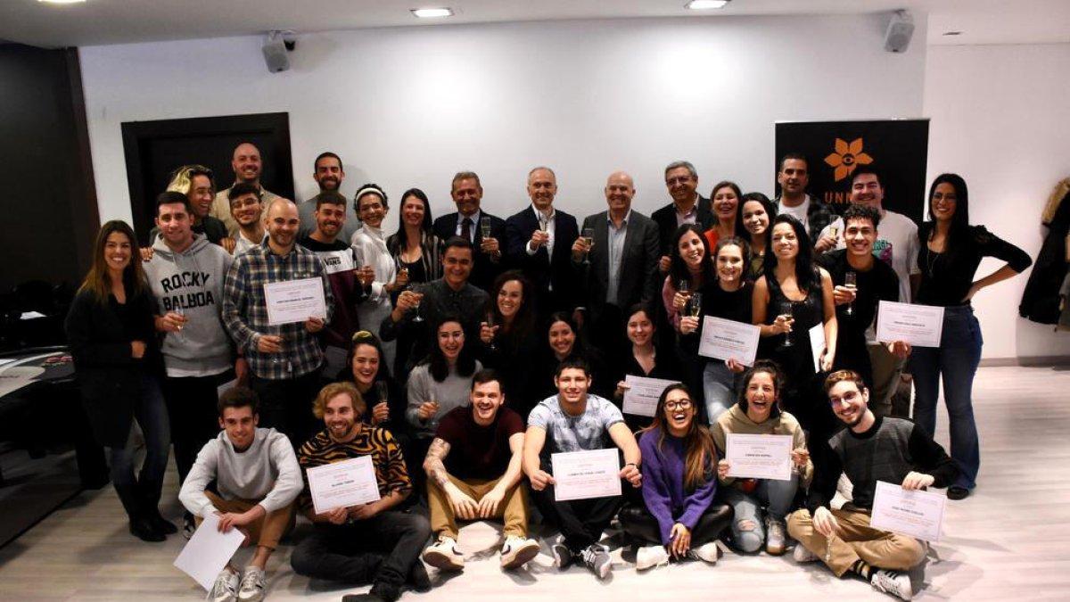 Els crupiers amb el diploma.