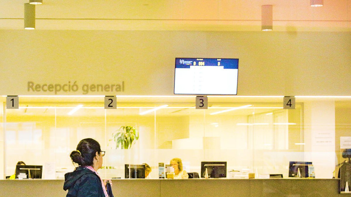 Maria Cosan entrant a la seu de la Justícia abans de declarar.