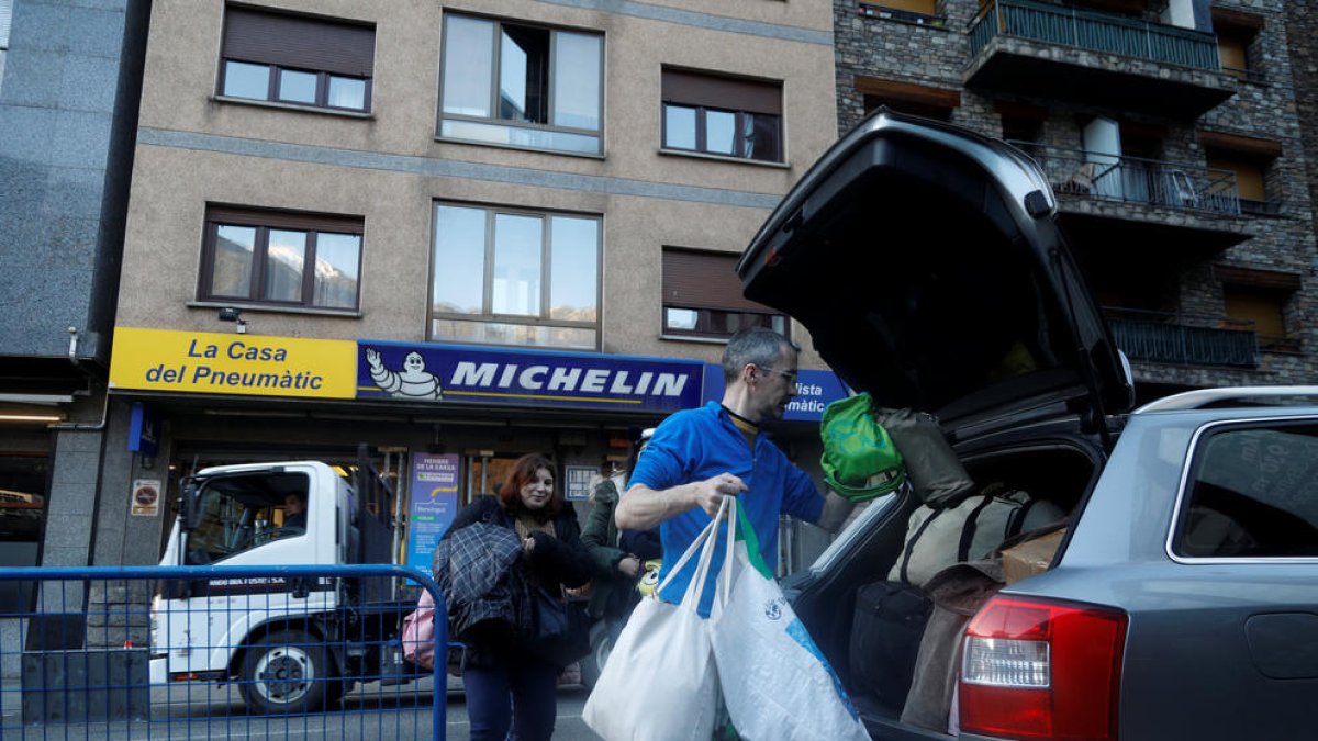Una família desallotjada de l'edifici, ahir a la tarda.