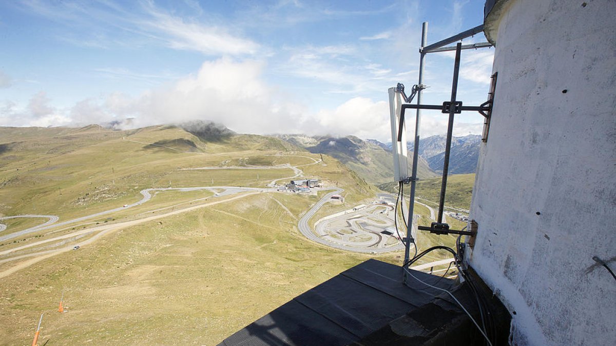 Camí d'accés a Icònic, amb la CG-2 al fons.