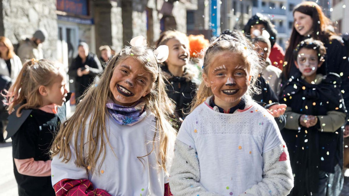 Els carrers de la Massana es van omplir de disfresses en la rua infantil.
