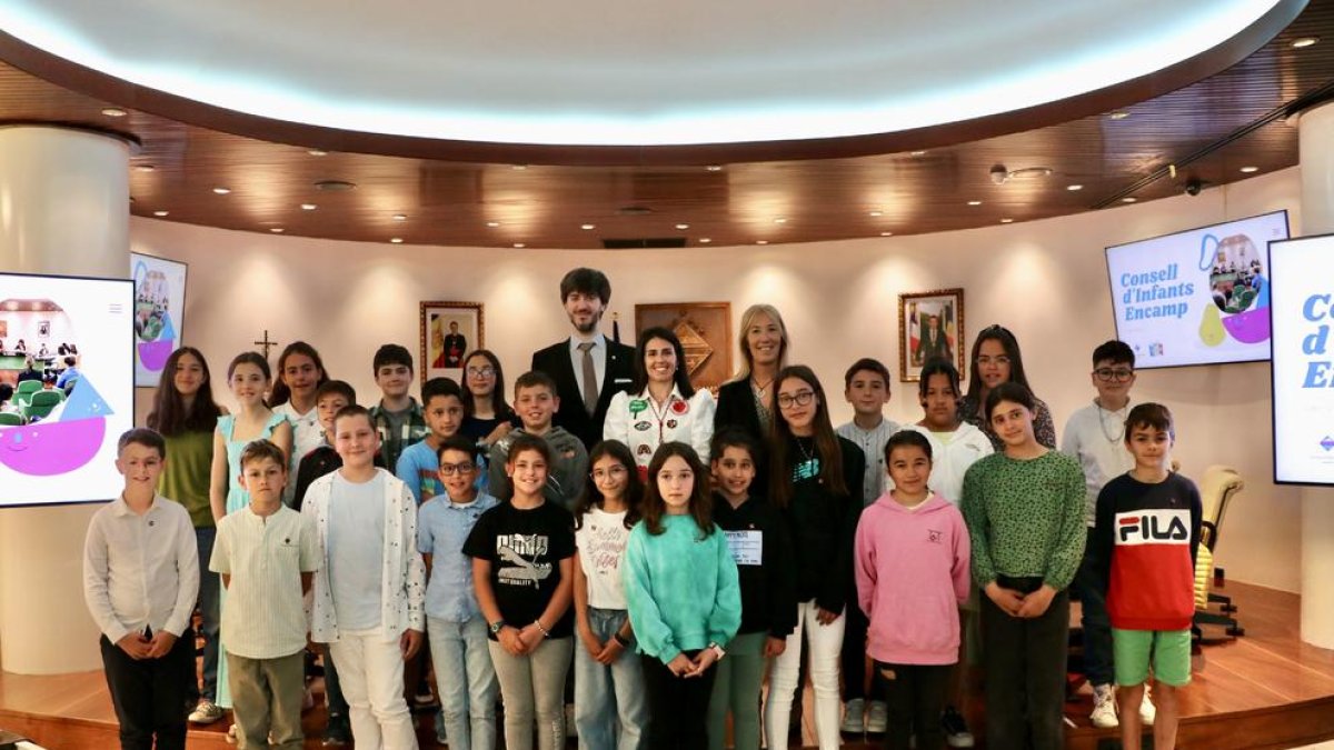 La cònsol i els síndics amb els escolars del consell d'infants d'Encamp