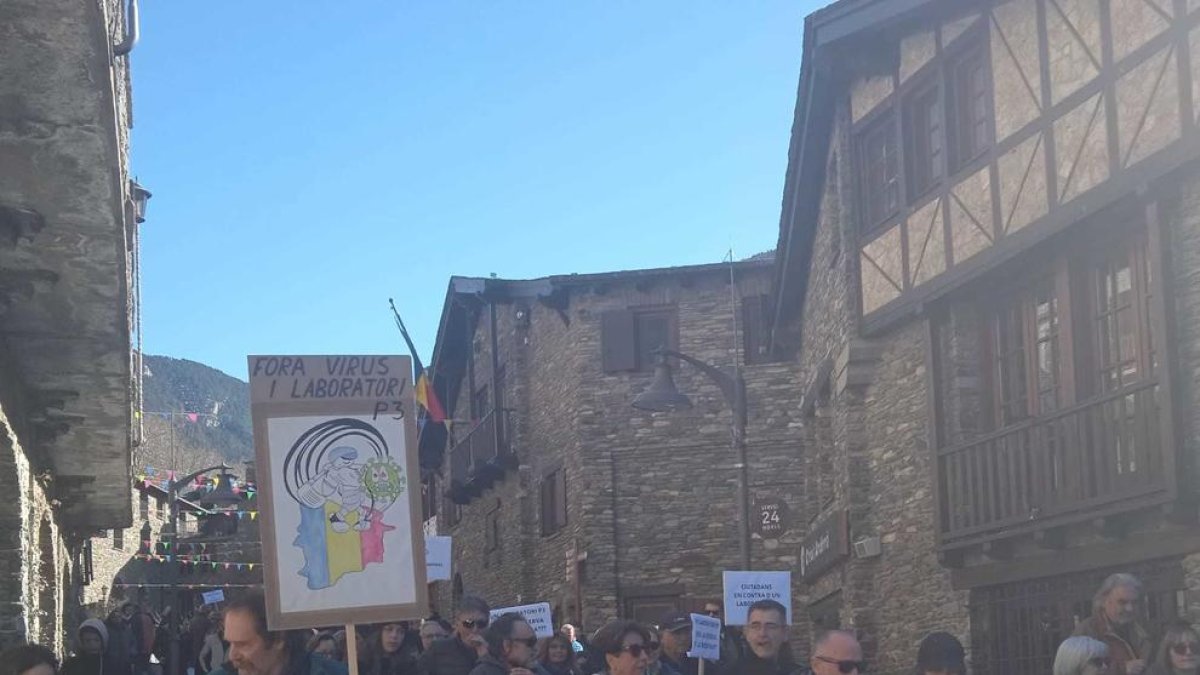 Manifestants a la plaça Major d'Ordino.