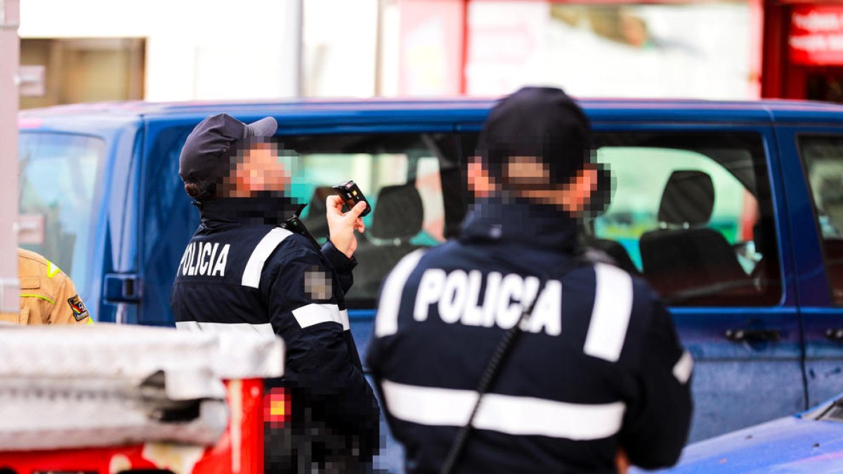 Agents de policia durant una intervenció.