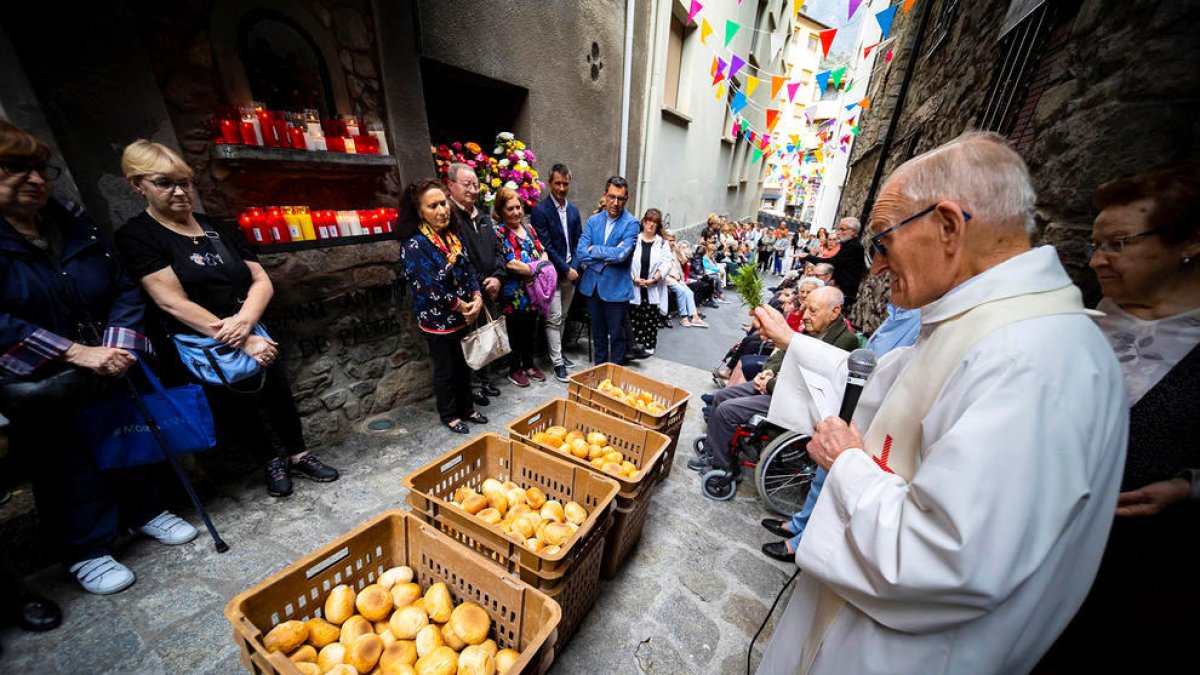 Torna la benedicció de pans al barri del Puial