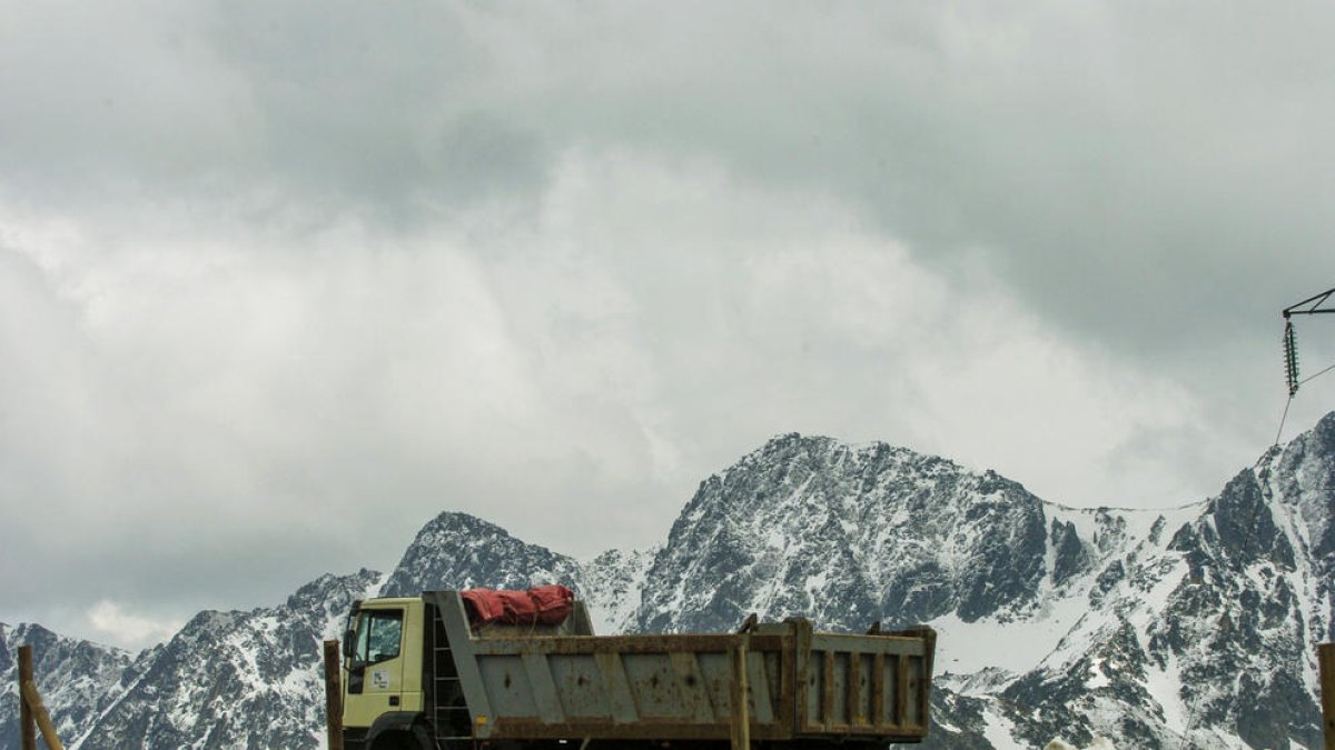 Un camió a l'abocador del Maià.