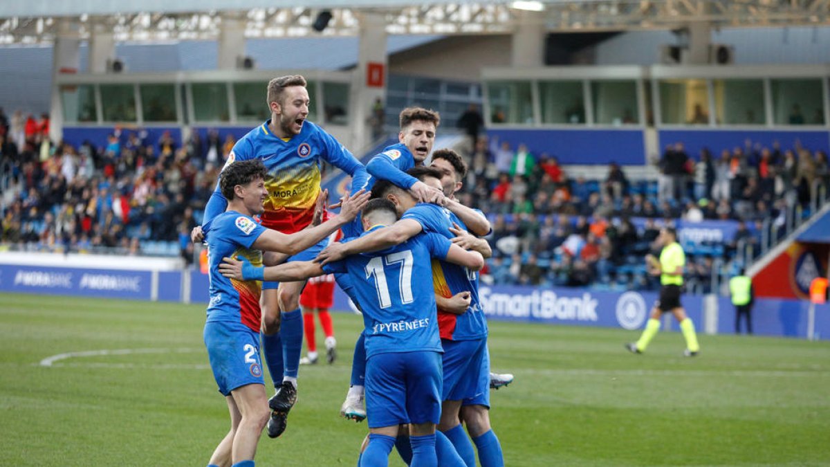 Els jugadors de l'FC Andorra celebren el gol de Bakis.