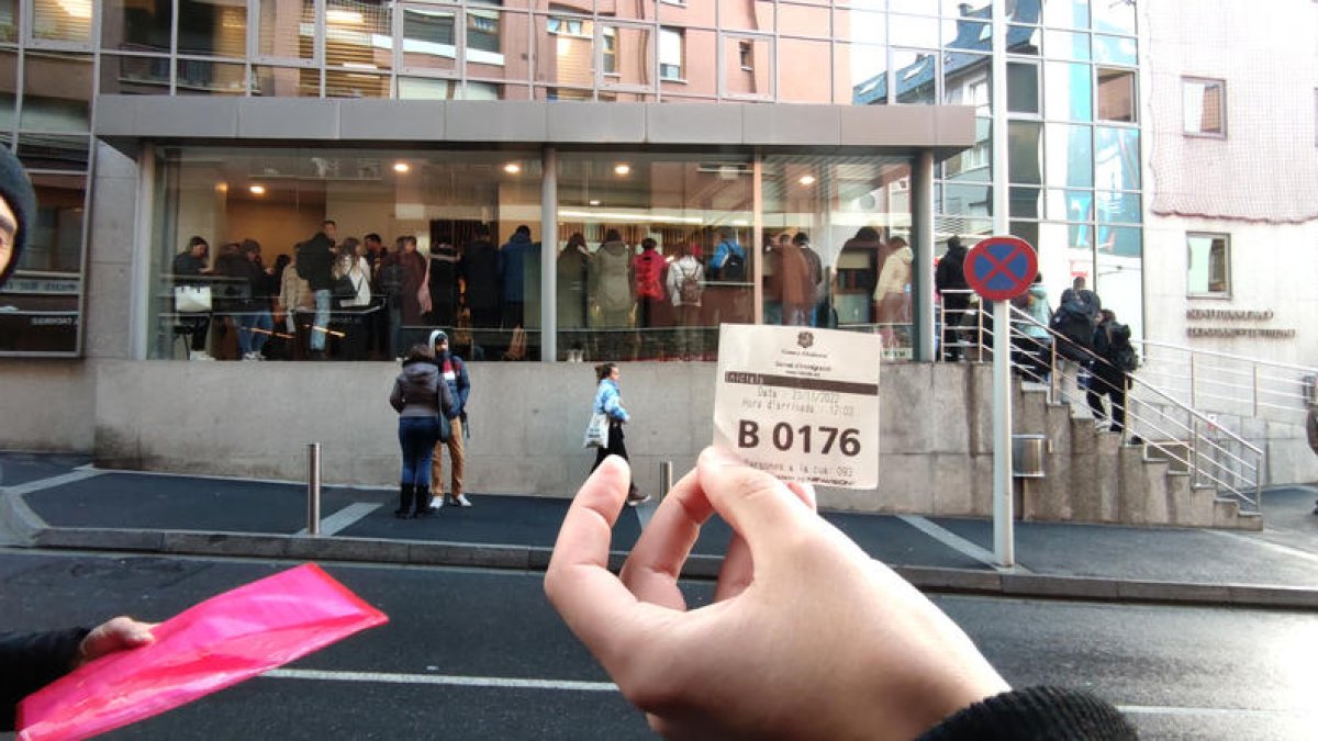Un tiquet d'atenció al servei d'Immigració.