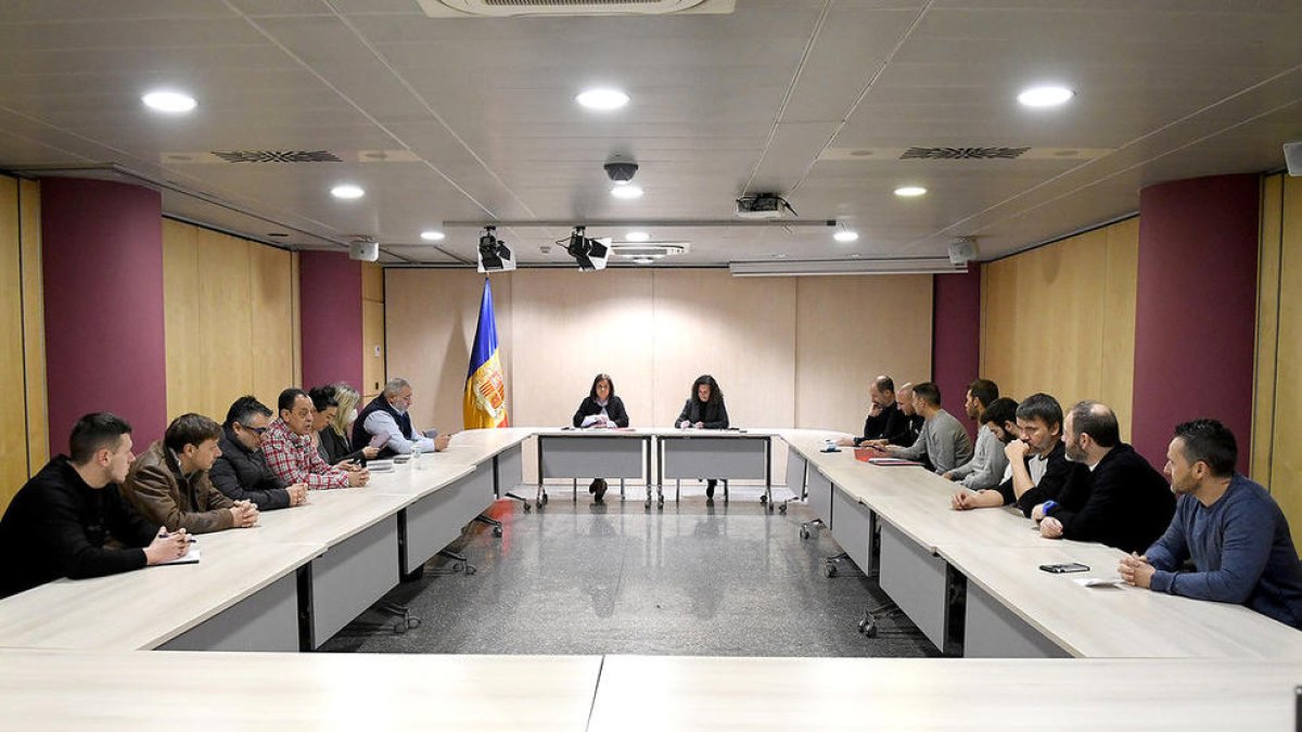 La ministra (ara en funcions) Trini Marín amb els sindicats de funcionaris.