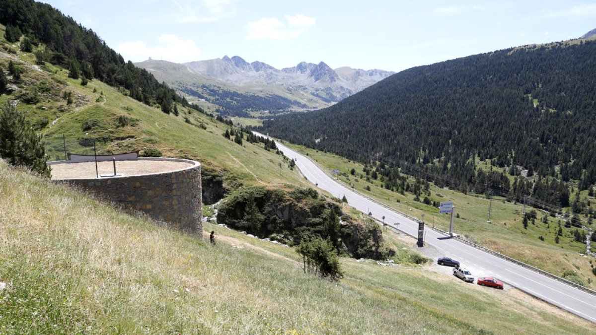 El dipòsit d'aigua d'Envalira, just abans de la línia de terme amb Encamp.